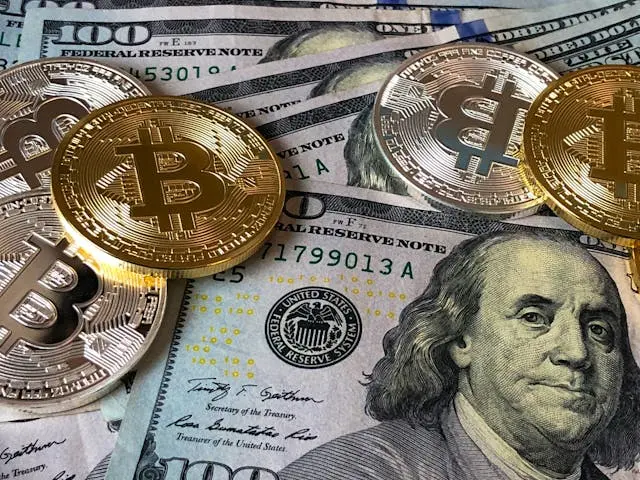 varios billetes y monedas producto de inversion en blockchain